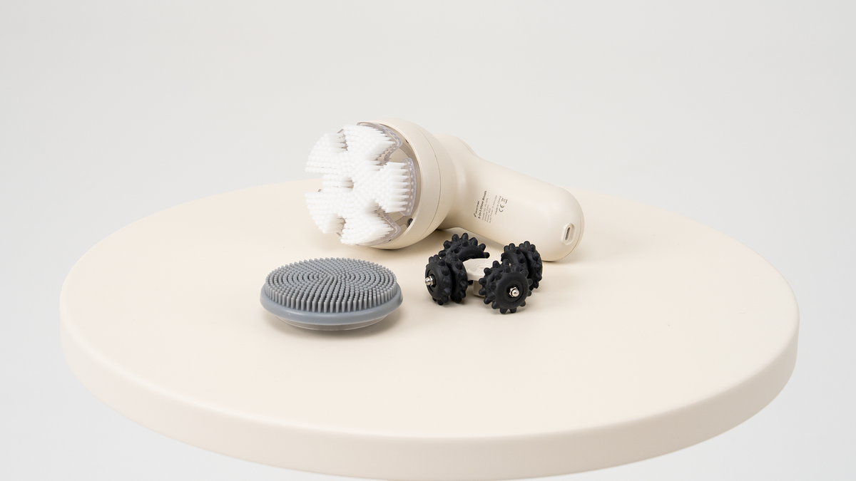 Venen Engel 3-in-1 Glow Brush met witte borstel, grijze Soft Brush en zwarte Roller op een lichte tafel