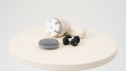 Venen Engel 3-in-1 Glow Brush met witte borstel, grijze Soft Brush en zwarte Roller op een lichte tafel
